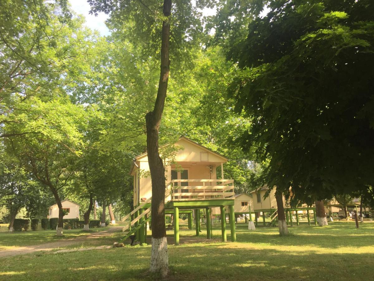 Bungalow Park Hotel Сентендре Екстериор снимка