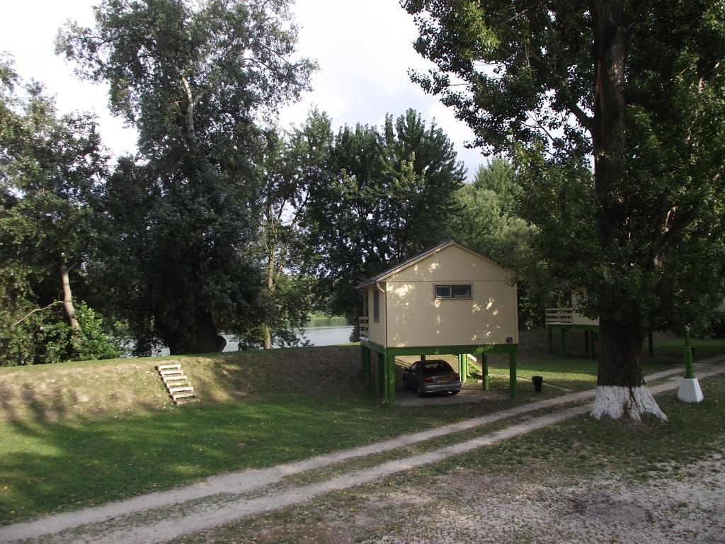 Bungalow Park Hotel Сентендре Стая снимка